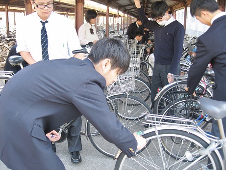 自転車ステッカー貼り 6年生 尚学館中学校 高等部
