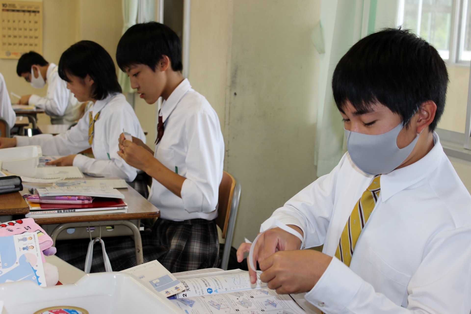 中学2年 理科Ⅱ 「温帯低気圧3Dペーパークラフト」 | 尚学館中 ...